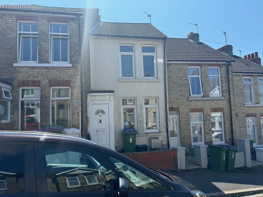 Lot: 16 - TWO-BEDROOM TERRACE HOUSE - Front of property